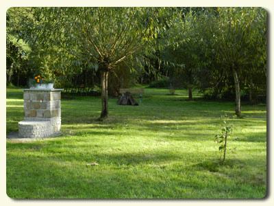 Deteil Feuerstelle und Weidendom